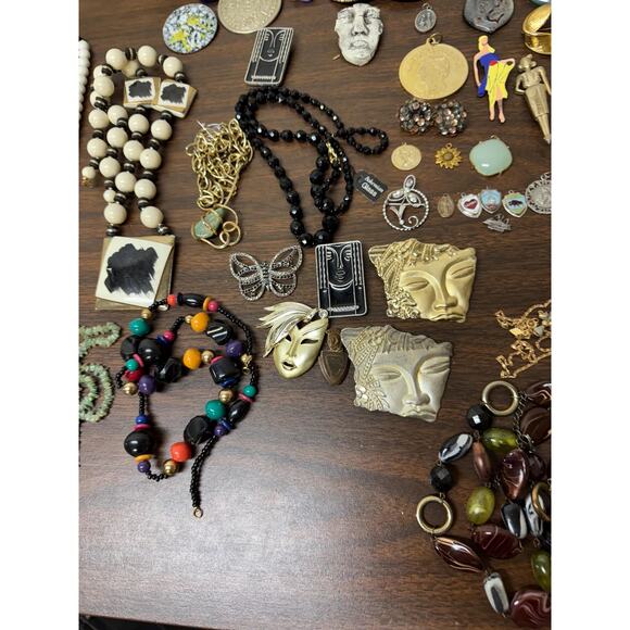 Box of vintage costume jewelry lot - Picture 7 of 15